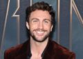 Aaron Taylor-Johnson strips down & shows off his sexy body