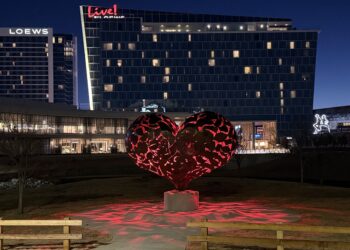 Artist brings ‘Heartfullness’ to Arlington’s entertainment district 