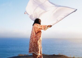 Elmiene Drops Two New Songs From Debut Album 'sounds for someone' Ahead Of Sold-Out North American Tour