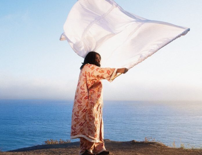 Elmiene Drops Two New Songs From Debut Album 'sounds for someone' Ahead Of Sold-Out North American Tour