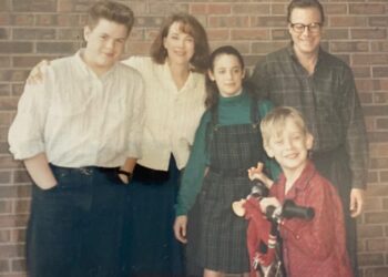 Hillary Wolf Saba, who played Meghan, the sister of Macaulay Culkin ¿s character in the 1990 classic and its 1992 sequel, shared a touching throwback photo of the cast - including O¿Hara, who sadly passed away on January 30 in a Los Angeles hospital at 71 from a pulmonary embolism; (Devin Ratray, O'Hara, Saba, Culkin and John Heard)