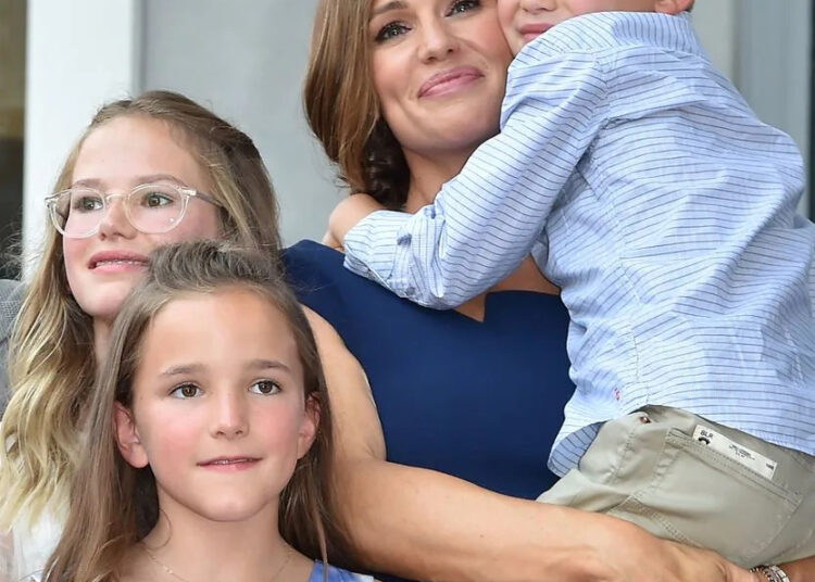 Jennifer Garner with her kids. ROBYN BECK/AFP