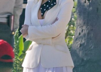 Kim Kardashian showcases a new look on the set of 'The Fifth Wheel'