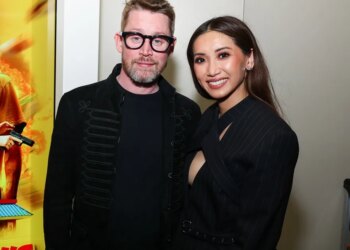 Macaulay Culkin & Brenda Song Watch 'Home Alone' With Kids for This