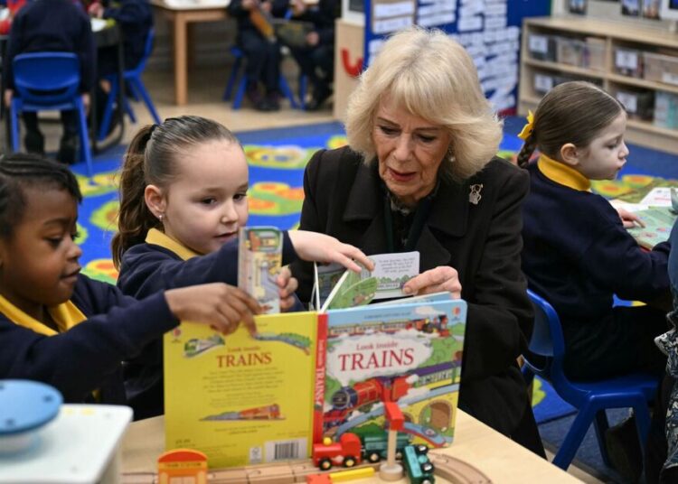 Queen Camilla ignores latest Andrew scandal as she opens library | Royal | News