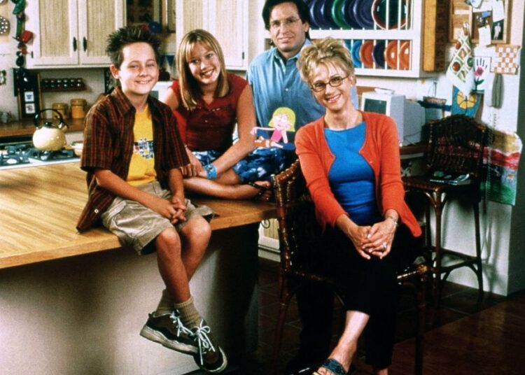 Robert Carradine, second from right, with the cast of the Disney Channel series “Lizzie McGuire,” on which he played the title character’s father, Sam McGuire.