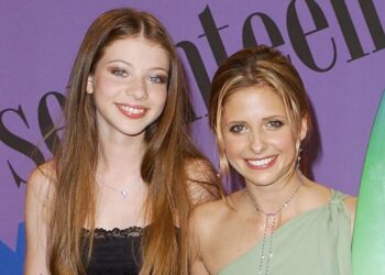 Sarah Michelle Gellar and Michelle Trachtenberg attend the 2001 Teen Choice AwardsCredit: SGranitz/WireImage