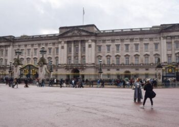 Senior royal who would 'set fire' to their room in Buckingham Palace | Royal | News