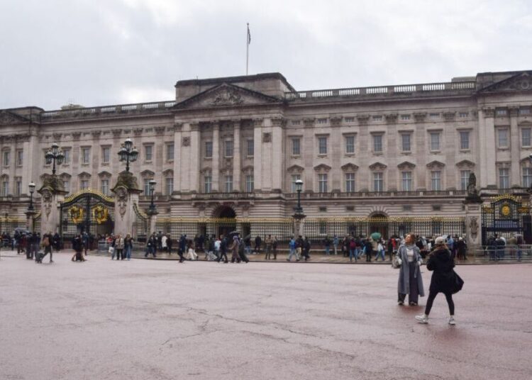 Senior royal who would 'set fire' to their room in Buckingham Palace | Royal | News