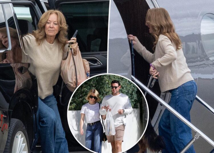 Sydney Sweeney's mom gets ride on Scooter Braun's private jet