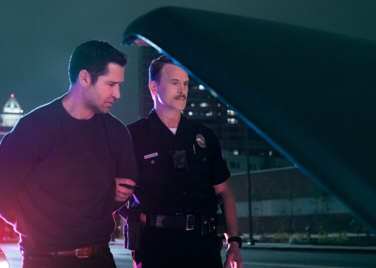 Manuel Garcia-Rulfo as Mickey Haller, Gabriel Hogan as Officer Collins in episode 310 of The Lincoln Lawyer