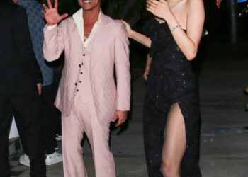 
Singer Bruno Mars was seen arriving at the Grammy after-party at the Birds Street Club in West Hollywood, California, alongside singer Rose. Bruno stood out in a pale pink suit, open-collar shirt, tinted sunglasses, and loafers, while Rose wore a strapless black gown with a thigh-high slit, ankle-strap heels, and styled short blonde curls.***El cantante Bruno Mars fue visto llegando a la fiesta posterior a los Grammy en el Birds Street Club de West Hollywood, California, acompañado de la cantante Rose. Bruno llamó la atención con un traje rosa pálido, camisa sin cuello, gafas de sol tintadas y mocasines, mientras que Rose deslumbró con un vestido negro sin tirantes con abertura alta, tacones con pulsera al tobillo y rizos rubios cortos.