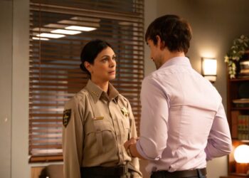 Morena Baccarin as Sheriff Mickey Fox and Christopher Gorham as Travis Fraley — 'Sheriff Country' Season 1 Episode 9