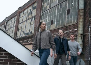 Fola Evans-Akingbola as Chelsea Arrington, David Lyons as Adam in episode 309 of The Night Agent
