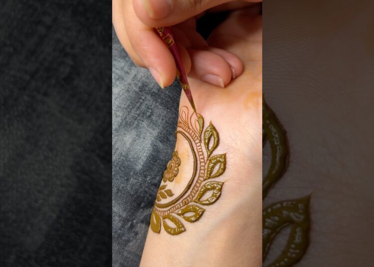 Flower tutorial 🌸❤️#henna#mehndi#hennadesigns#hennaart#artwork#artist#foryou#viral#shorts#explore