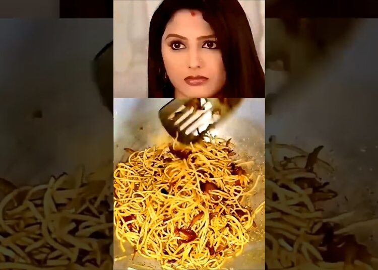 rashi ki favourite noodles 😋#shortsfeed #celebrity #youtubeshorts #rashi #recipe #noodles
