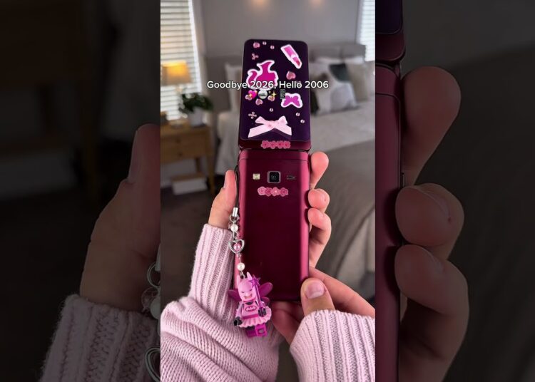 Flip phone but modern 🤩💕✨ #flipphone #pink #gossip #nostalgic #samsungflip