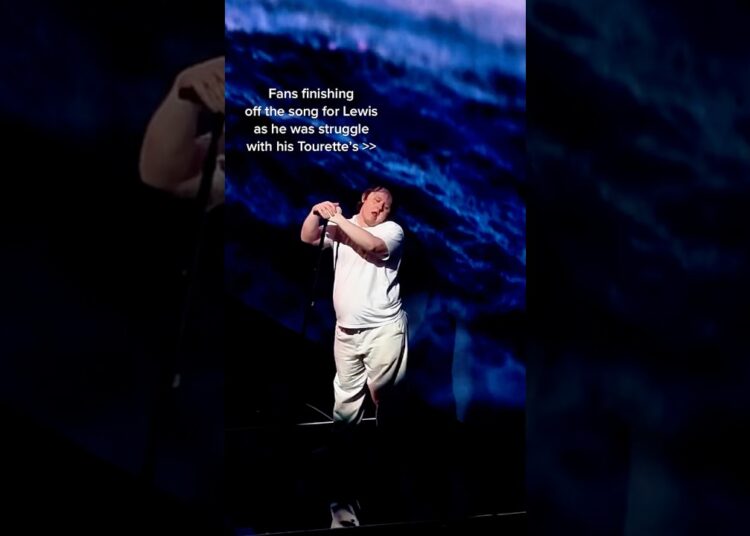 Crowd  Finished The Song…🥹👏 #lewiscapaldi #inspiration #tourettes #music