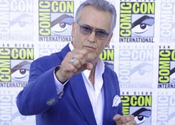 Bruce Campbell poses with his fists toward the camera at SDCC
