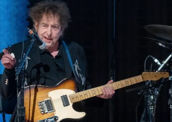 Bob Dylan Kicks Off 2026 Tour With Eddie Cochran Cover, Acoustic Set