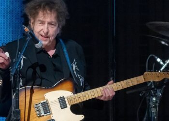 Bob Dylan Kicks Off 2026 Tour With New Acoustic Set