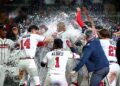 Braves players celebrate Dom Smith
