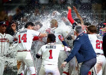 Braves players celebrate Dom Smith