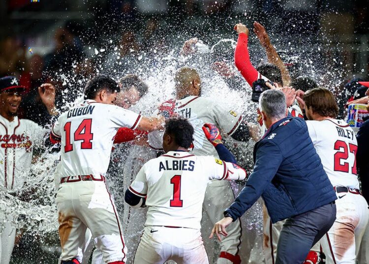 Braves players celebrate Dom Smith