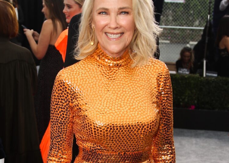 Catherine O’Hara Wins Actor Award, Seth Rogen Gives Speech