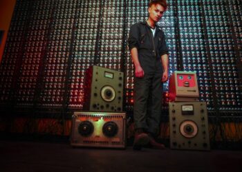 Look Mum No Computer is the alias of music producer and YouTube personality Sam Battle