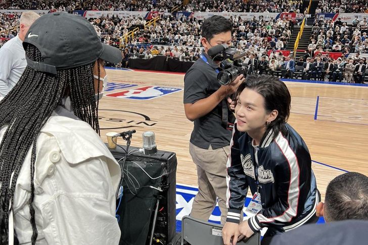 Tennis player Naomi Osaka, left, speaks with BTS member Suga at an NBA game in 2022. Captured from Instagram