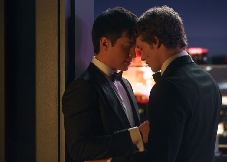 Shane Hollander (Hudson Williams) and Ilya Rozanov (Connor Storrie) in
