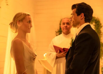 Carolyn Bessette (Sarah Pidgeon) weds John F. Kennedy Jr. (Paul Anthony Kelly) on 'Love Story'Credit: Eric Liebowitz/FX