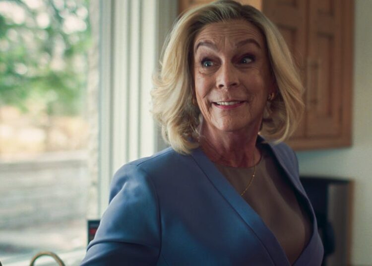 the bear — “scallop” — season 4 episode 3 (streams thursday, june 26th) pictured: jaime lee curtis as donna. cr: fx.