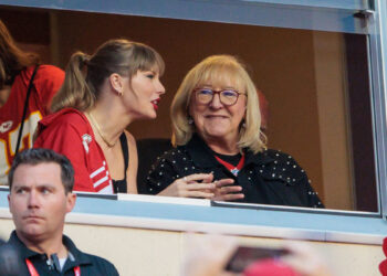 Oct 12, 2023; Kansas City, Missouri, USA; Grammy award winning artist Taylor Swift watches Kansas City Chiefs take the field along with Kansas City Chiefs tight end Travis Kelce (87) mom Donna Kelce prior to the game against the Denver Broncos at GEHA Field at Arrowhead Stadium. Mandatory Credit: William Purnell-Imagn Images