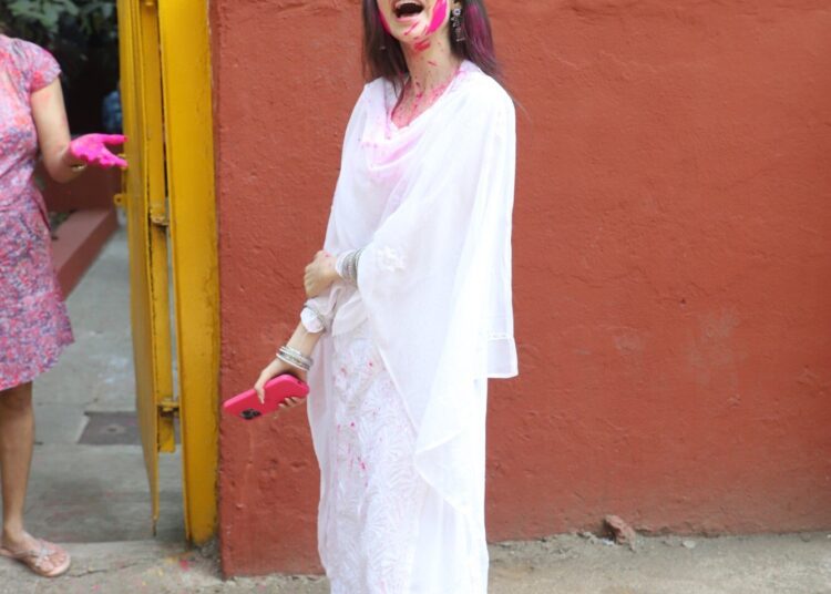 Javed Akhtar, Shabana Azmi, Divya Dutta, Zara Khan, And Other Celebs Playing Holi - Gallery