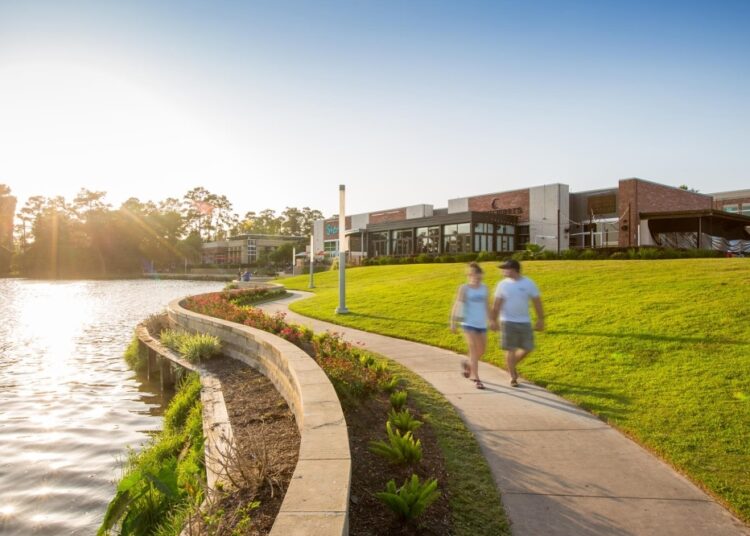 Head to Kings Harbor for an evening of live music performed by Party On! (Courtesy Kings Harbor)