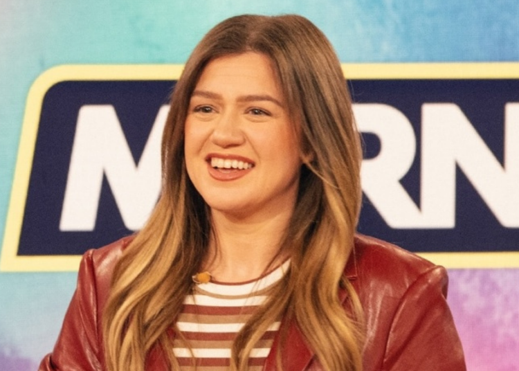 Kelly Clarkson Pulled Off the Ultimate Airport Look
