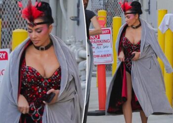 Kim Kardashian is a Las Vegas showgirl on 'The Fifth Wheel' set
