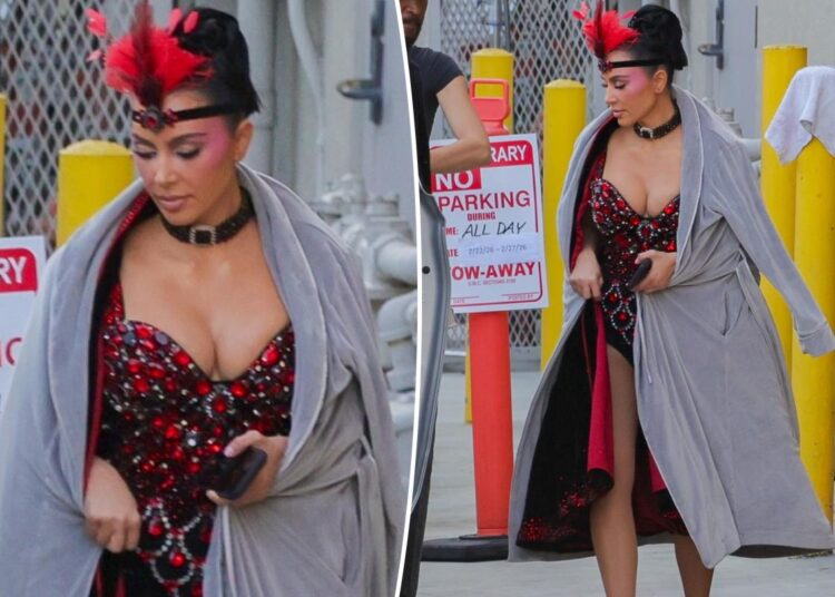 Kim Kardashian is a Las Vegas showgirl on 'The Fifth Wheel' set