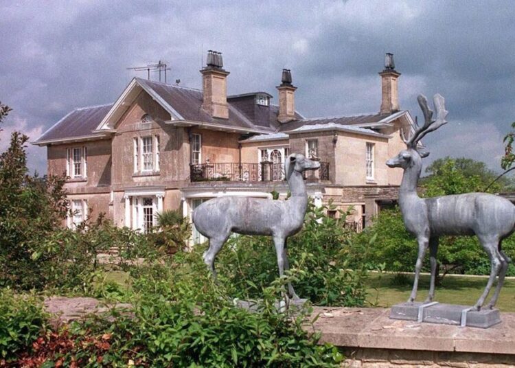 King Charles splashes out £3.75m on new home - next door to Queen Camilla | Royal | News