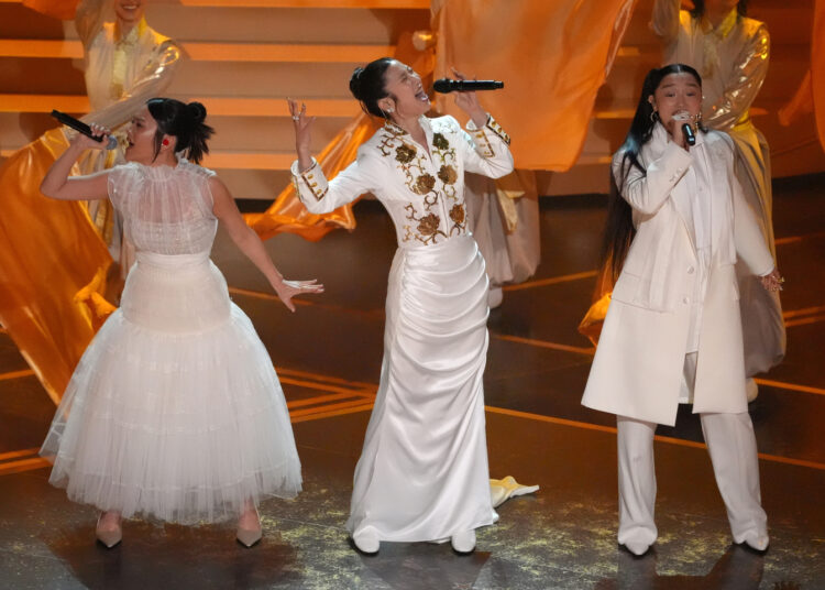 Rei Ami, left, EJAE, center, and Audrey Nuna perform ″Golden″ (2025) from ″KPop Demon Hunters″ (2025) during the Oscars on March 15 at the Dolby Theatre in Los Angeles. [AP/YONHAP]