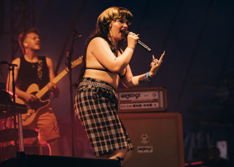 Lola Young plays first full show since touring break, says she “can’t wait to put new music out”