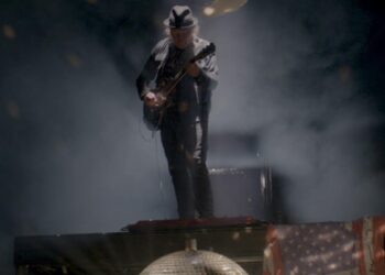 Neil Young Reveals He’s Recording a New Album with Backing Group The Chrome Hearts, Featuring Songs That “Make Me Feel”