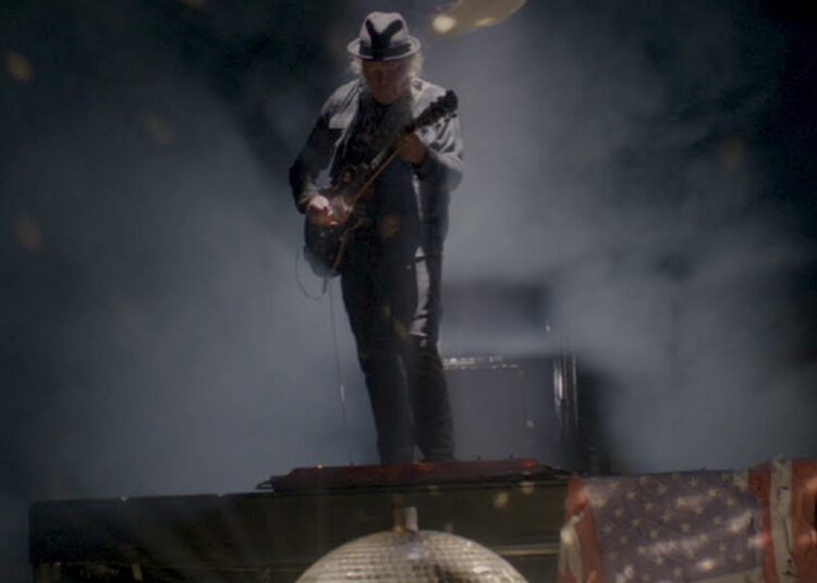 Neil Young Reveals He’s Recording a New Album with Backing Group The Chrome Hearts, Featuring Songs That “Make Me Feel”