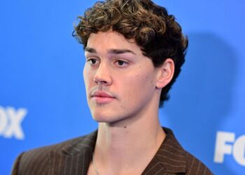 Noah Beck's sexy shirtless 'Baywatch' pics go viral