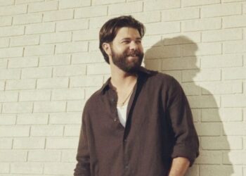 Rising Country Voice McCoy Moore Shares Grateful New Song "Prayin’ For Me"