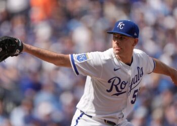 Royals use rare long ball to defeat the Twins 3-1