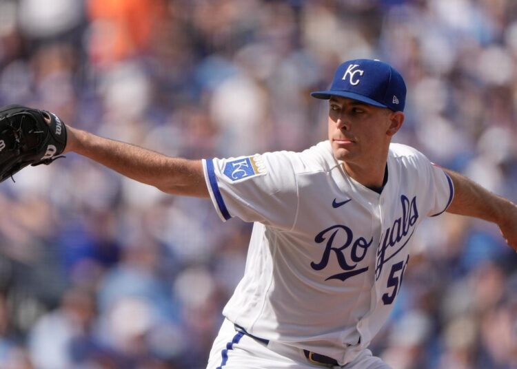Royals use rare long ball to defeat the Twins 3-1