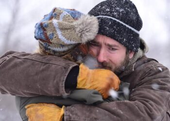 Ryan Reynolds as Matthew Lane hugs Alexia Fast as Cassandra Lane in The Captive